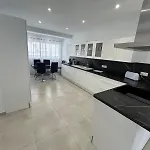 Au Centre De *